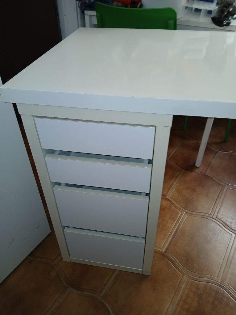 Tampo e movel com gavetas que faz de suporte