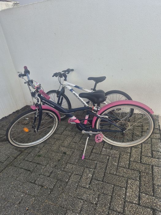 Duas bicicletas usadas