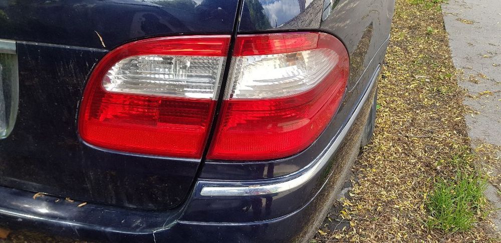 MERCEDES W211 KOMBI LAMPA TYŁ PRAWA NA KLAPĘ