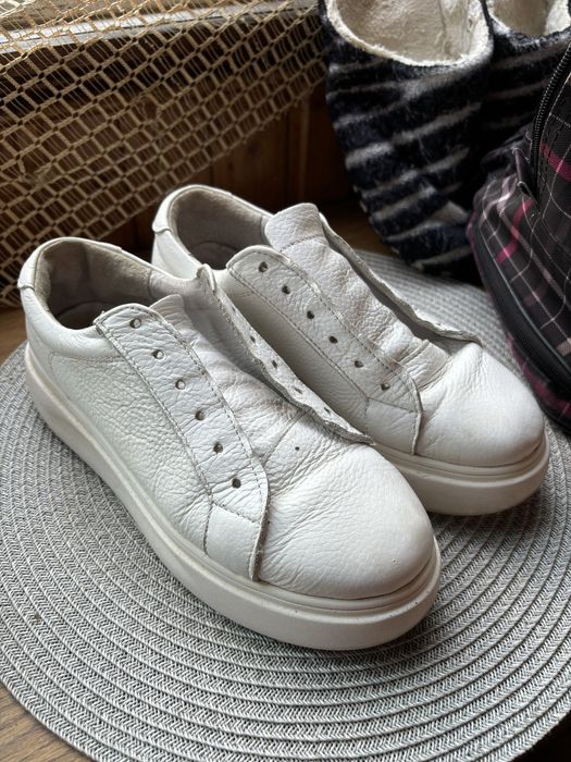 Білі жіночі шкіряні кеди