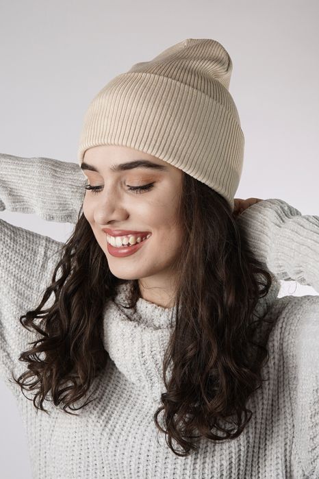 Мʼяка однотонна шапка з відворотом в рубчик, демісезон