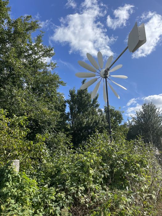 Продам будинок з басейном і підвалом на березі річки