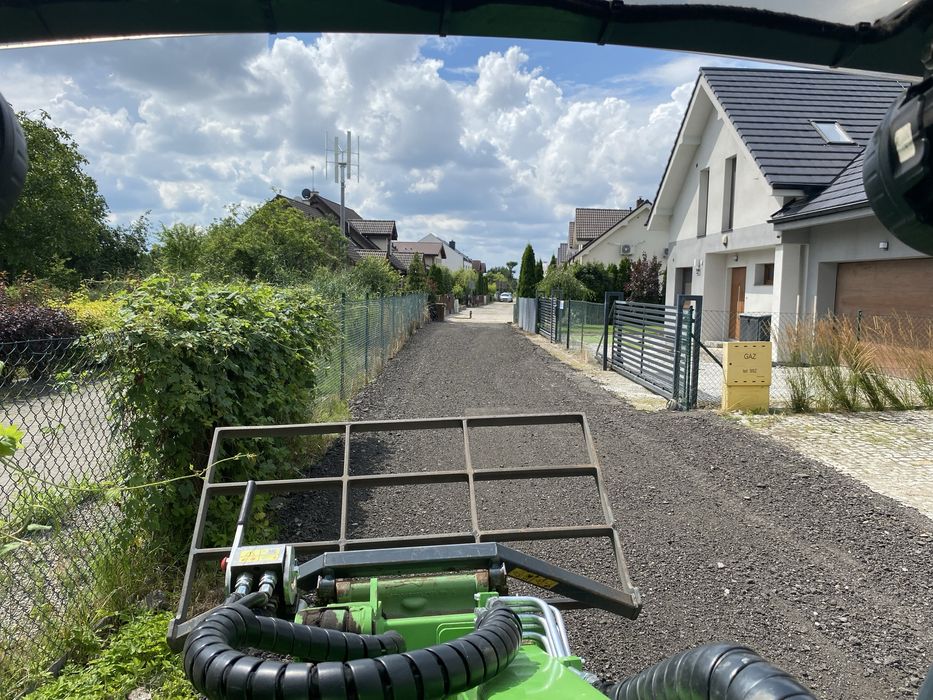 Niwelacja utwardzanie  terenu podjazdy drogi dojazdowe parkingi