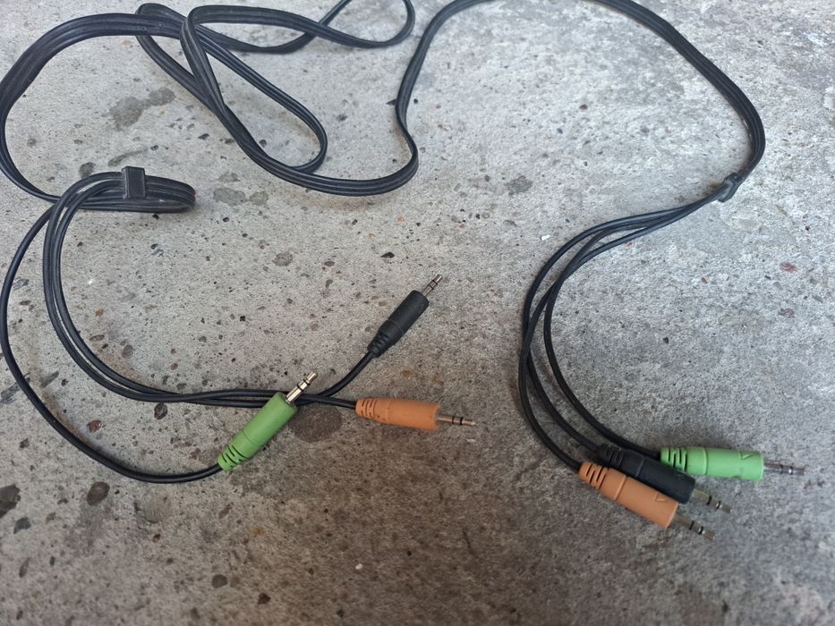 Kable do głośników. Znalezione w garażu, nadgryzione zębem czasu.
