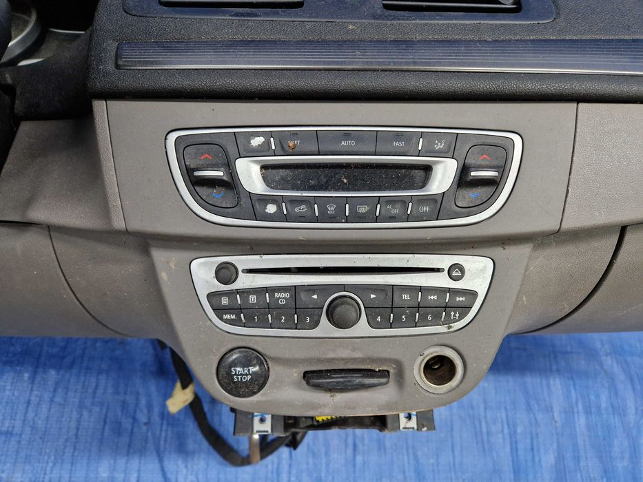 Renault Megane III Konsola Poduszki Kompletna + pasy