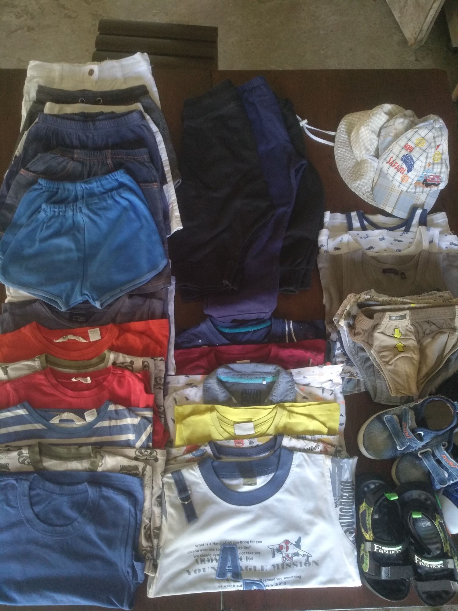 Комплект літнього одягу на хлопчика 4-5 років.  43 одиниці