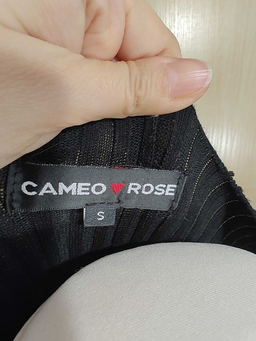 Czarna obcisła dzianinowa zapinana sukienka z długim rękawem prążek