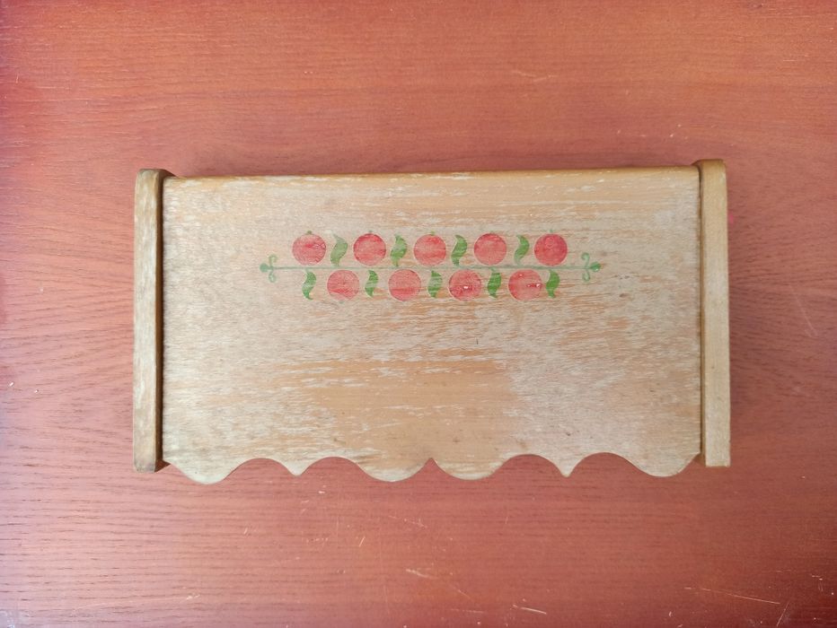 Drewniana zawieszka na klucze z motywem ludowym