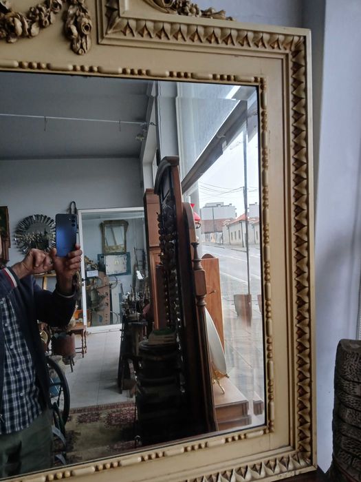Grande espelho antigo com talha em madeira