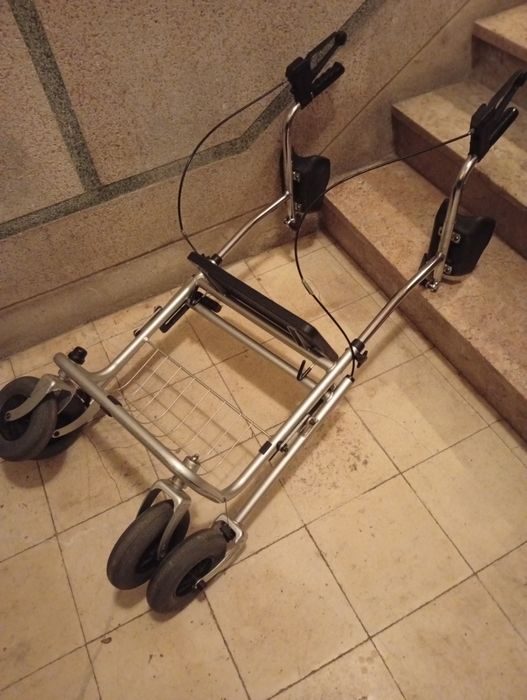Andarilho com rodas/apoio braços/assento