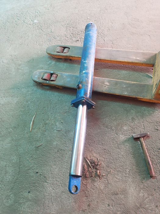 Гидроциліндр , маслоциліндр.