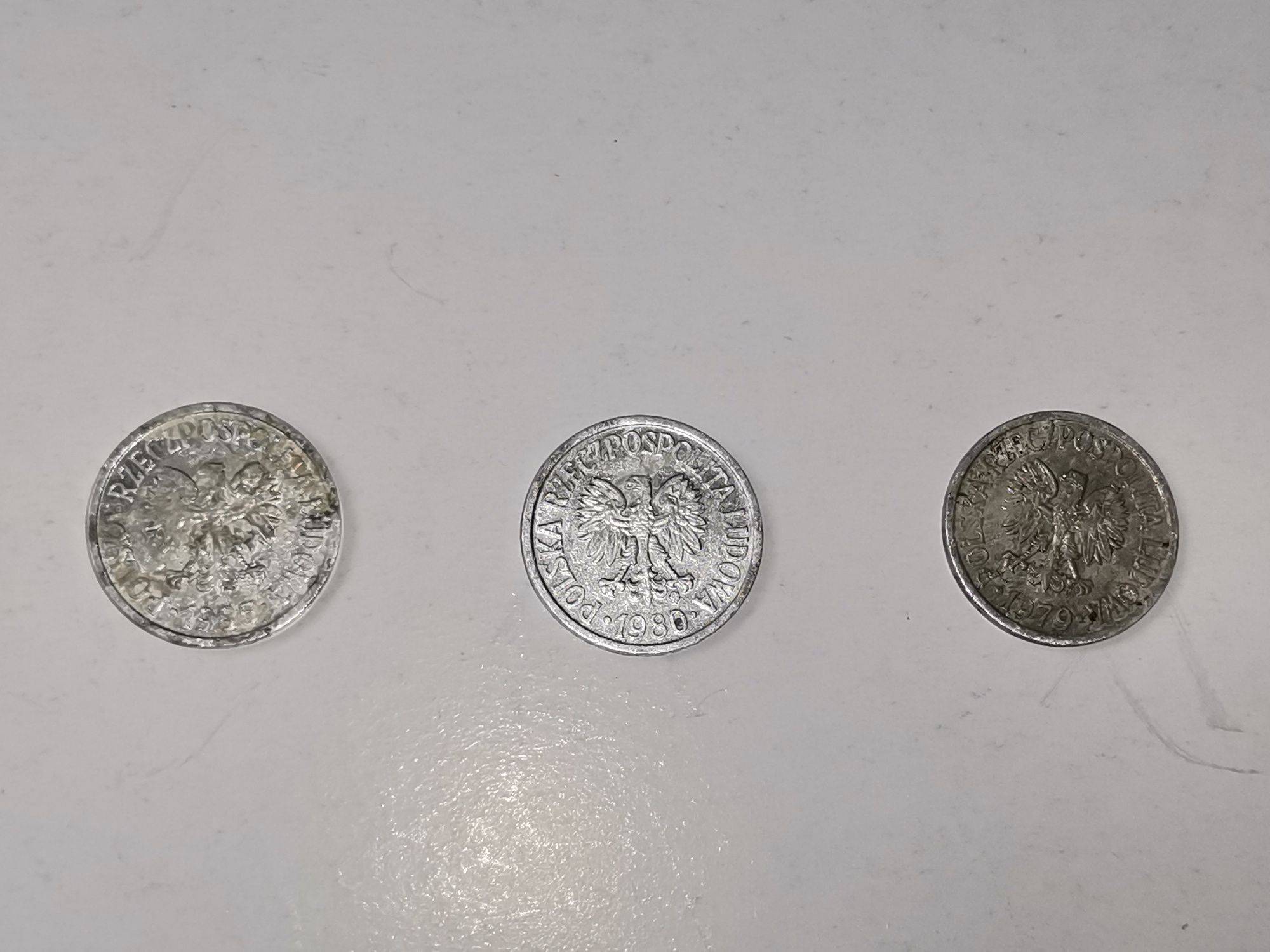 Monety 10 groszy z 1979, 1980 i 1985 roku.