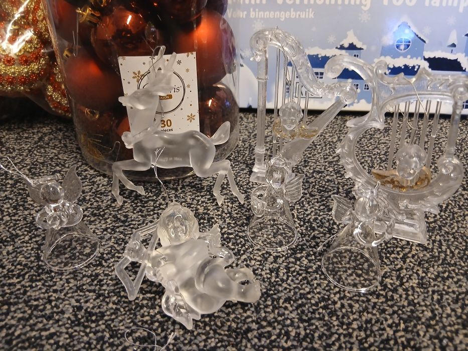 Новорічні іграшки на ялинку