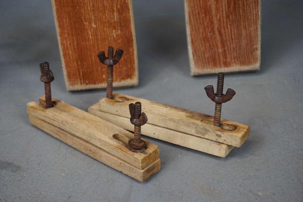 Zabytkowe drewniane narty z kijkami bambusowymi stare