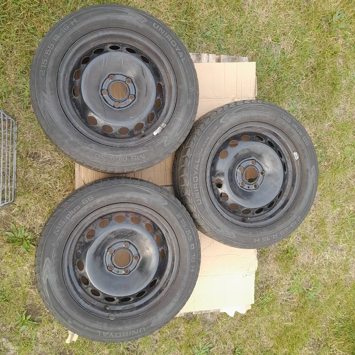 Opony zimowe z felgami stalowymi.