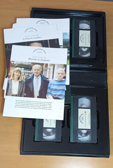 Curso de inglês em cassete e DVD.