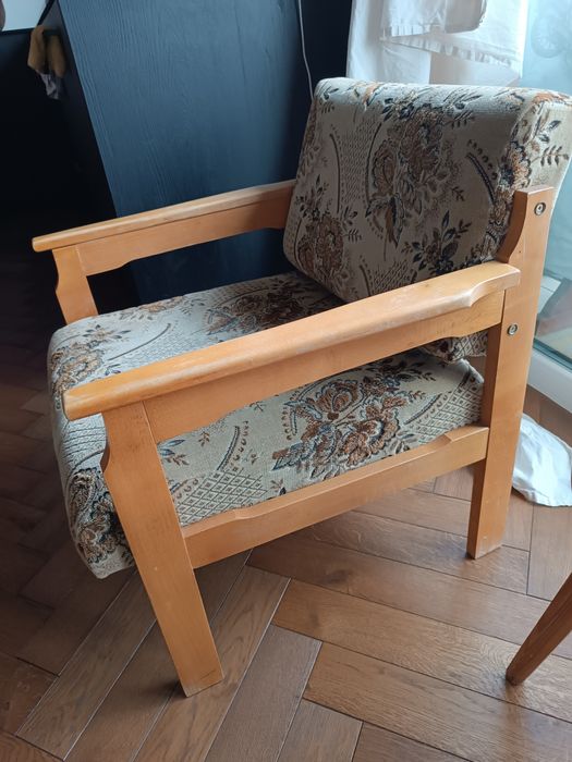 Dwa fotele w stylu retro z drewnianymi podłokietnikami