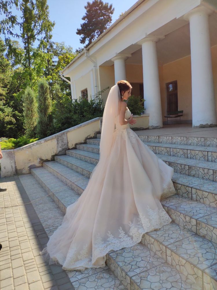 Продам свадебное платье (цвет Айвори )