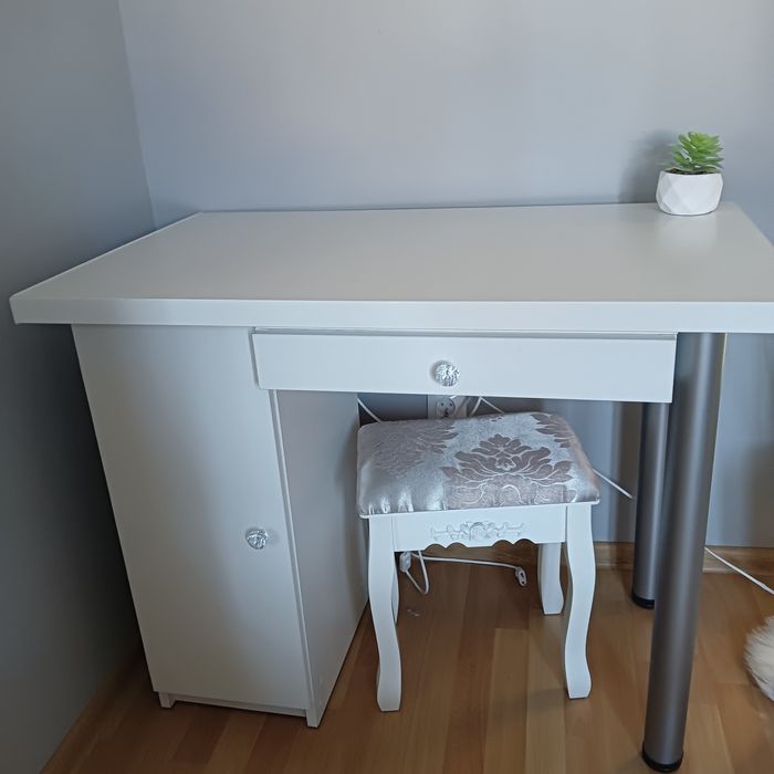 Toaletka/biurko robione na zamówienie z lustrem regulowanym