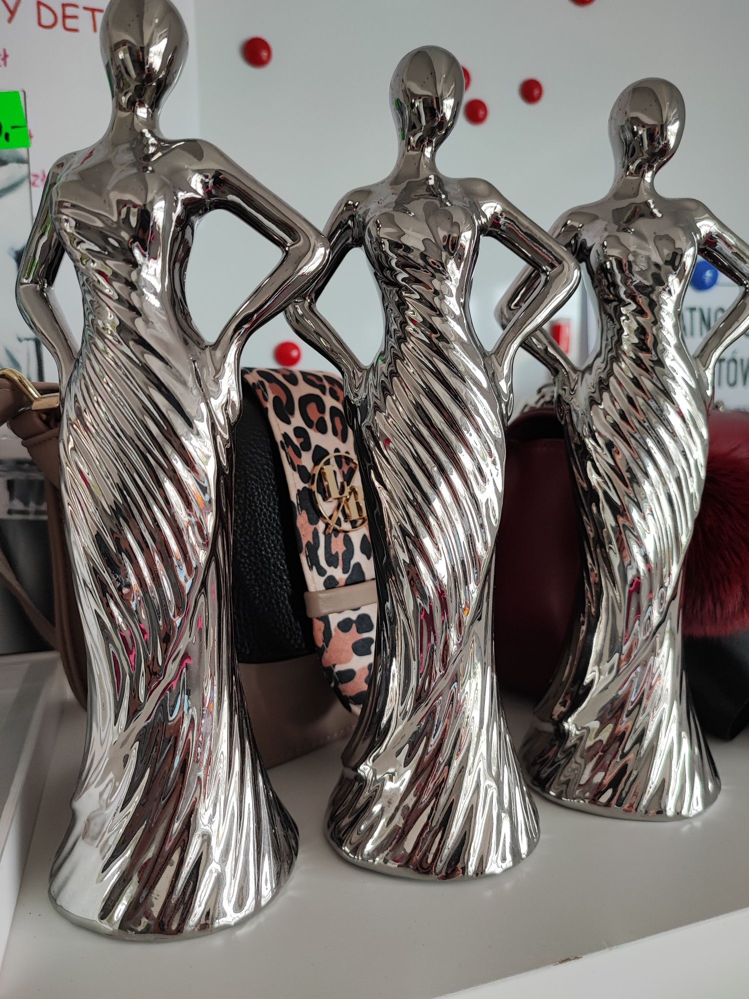 Figurka ceramiczna kobiety srebrna