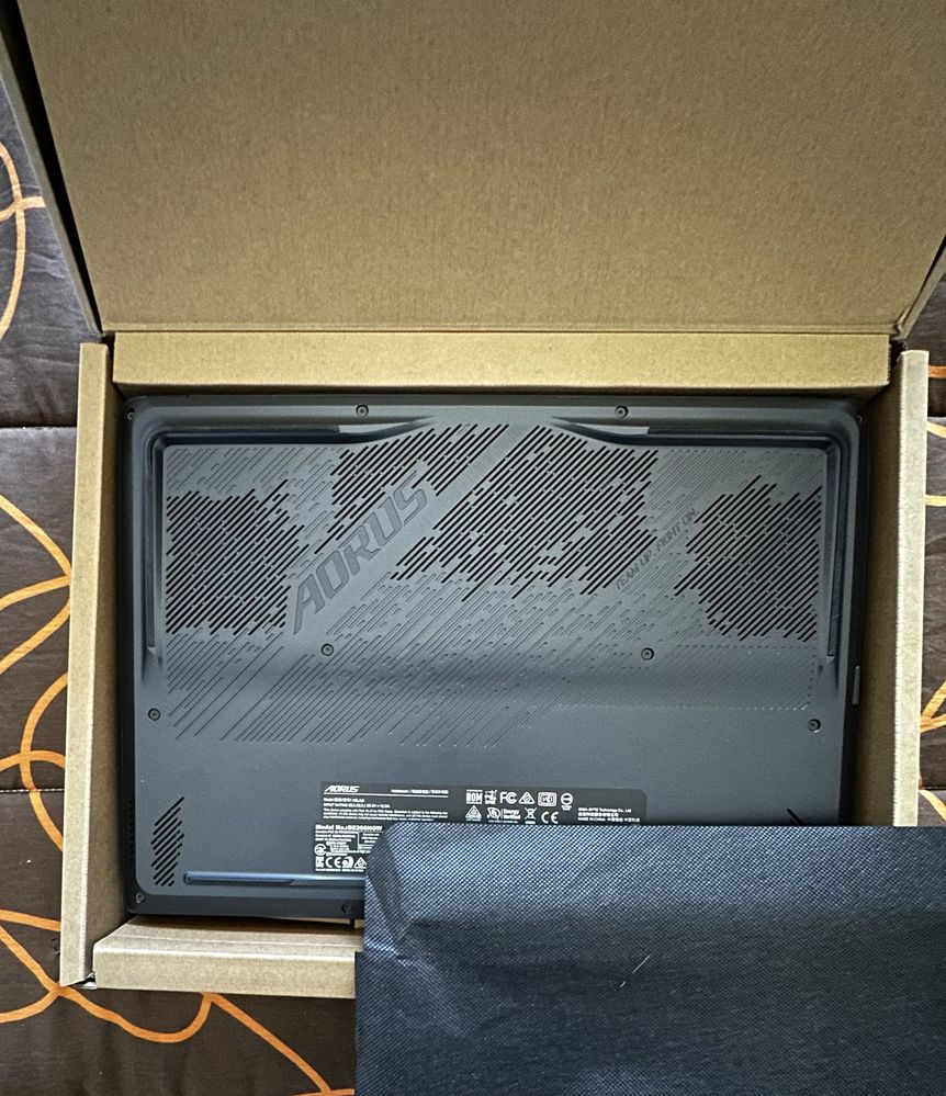 Portatil gigabyte AORUS i7-13650HX 32GB DDR5 1TB RTX 4070 QHD 165Hz