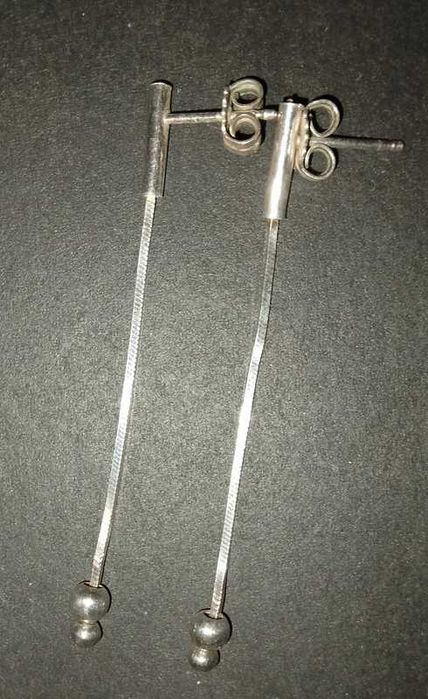 Brincos antigos,  compridos de prata contrastada.