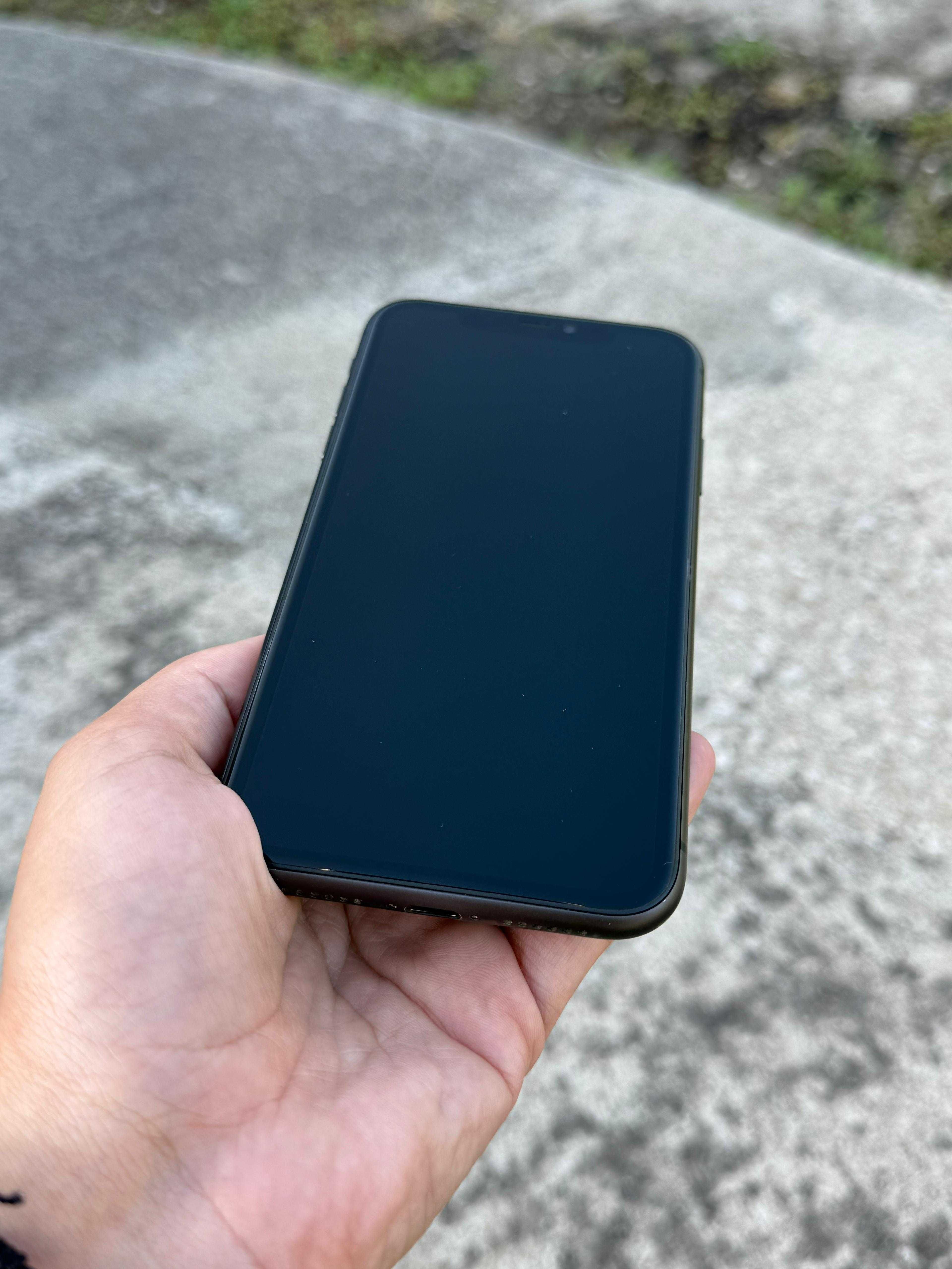 iPhone 11 preto 128GB com acessórios