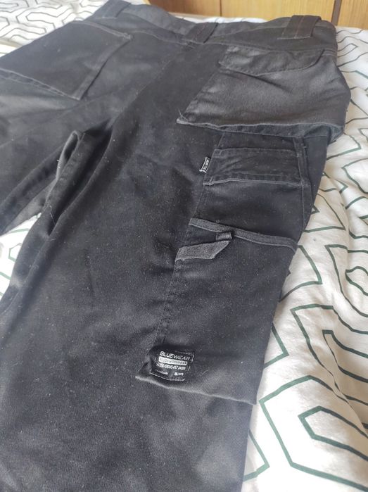 Profesjonalne spodnie robocze z wkładkami na kolana firmy BLUEWEAR