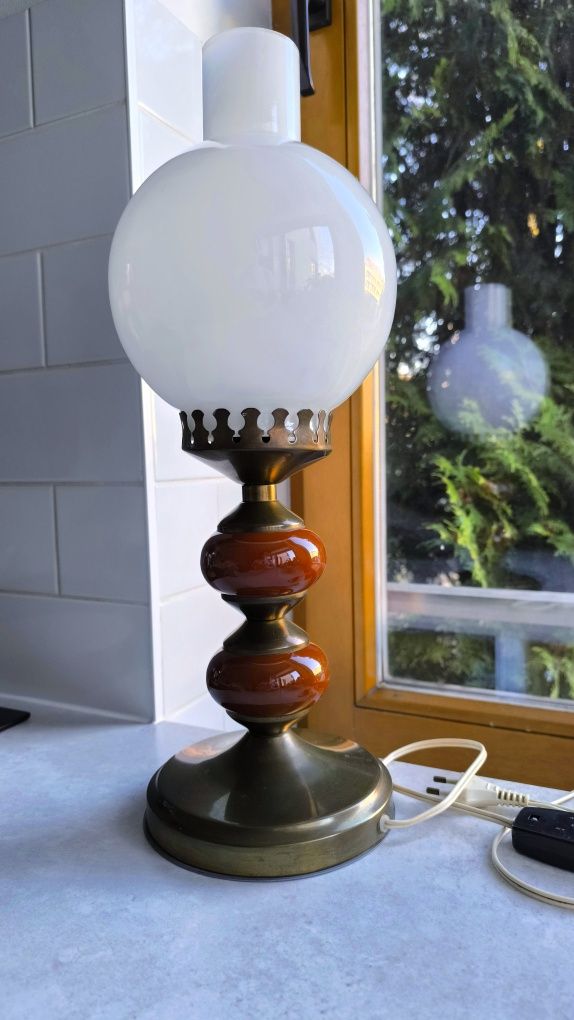 Retro lampa stołowa Polam Wieliczka z czasów PRL, mosiądz i porcelana