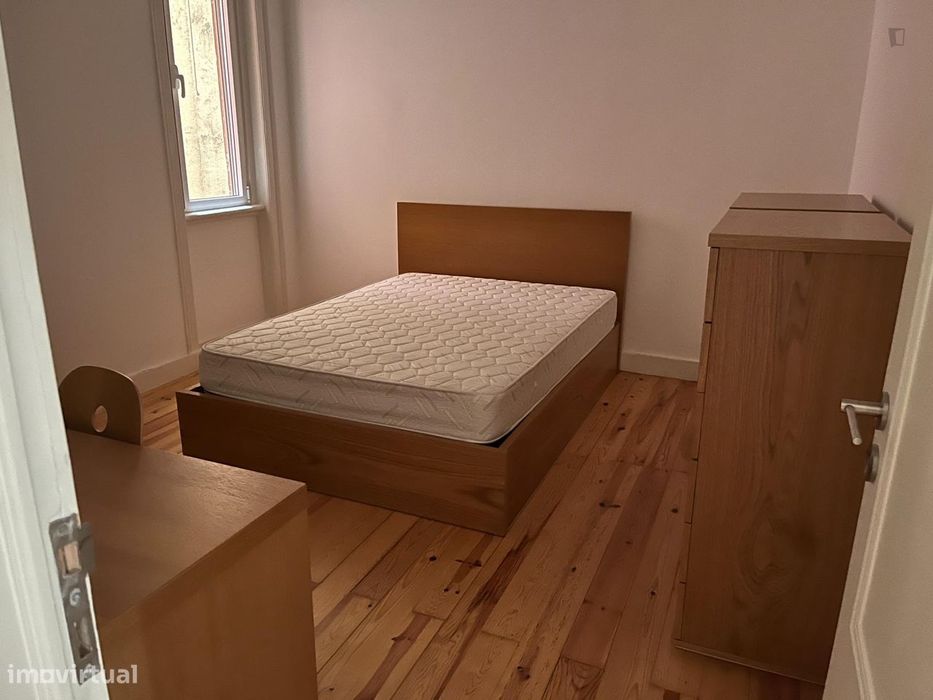 536311 - Quarto1 com cama de casal em...