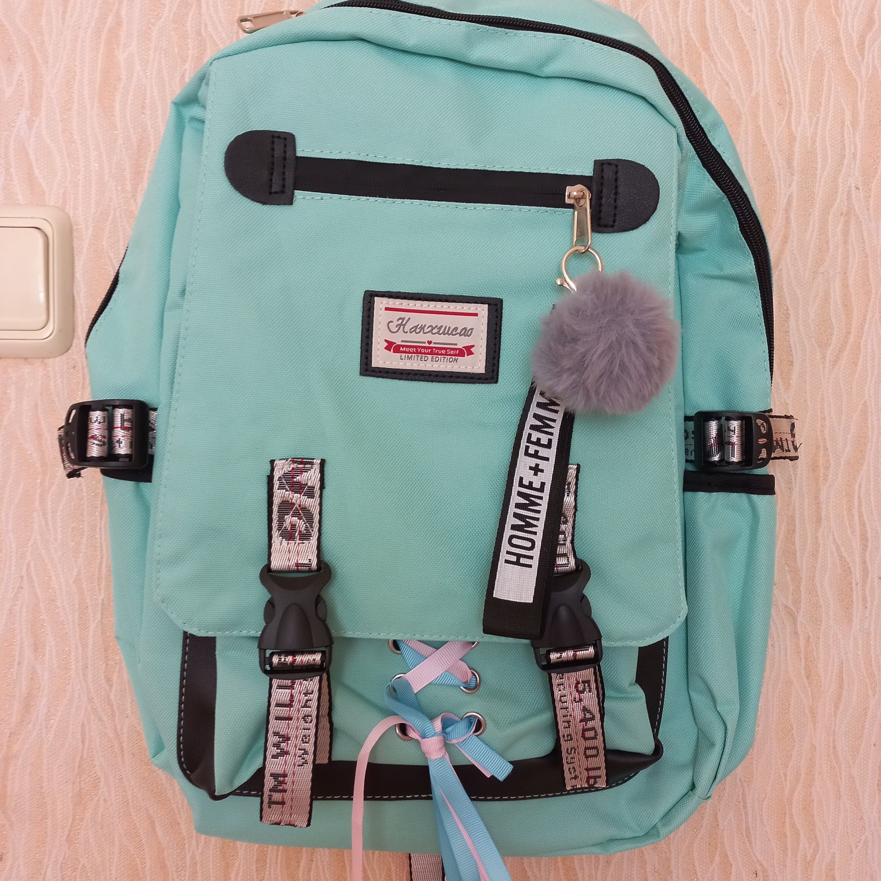 Шкільний підлітковий рюкзак з USB кабелем та хутряним помпоном