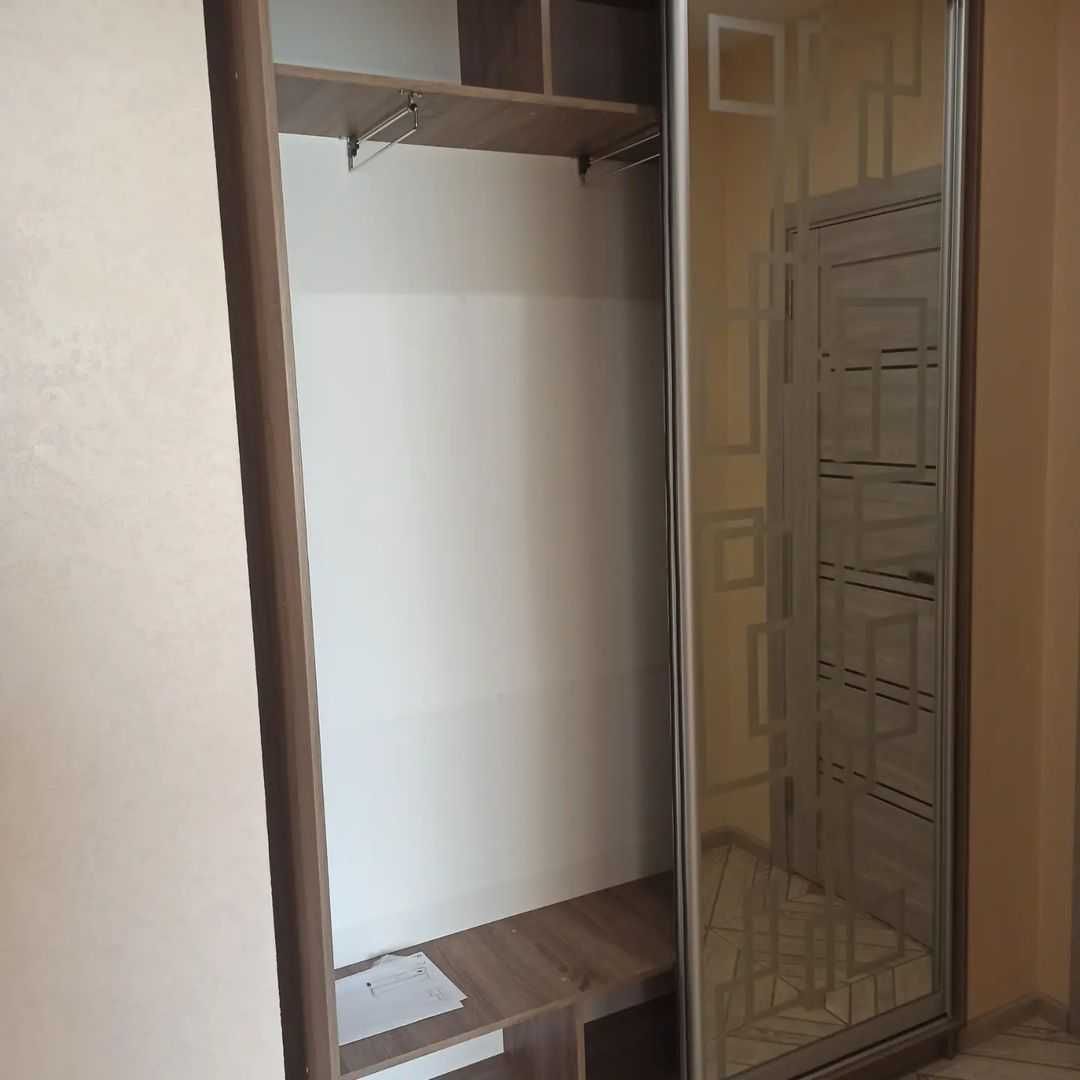 Передпокій з дзеркалом / Шафа-купе в прихожу з цікавим малюнком