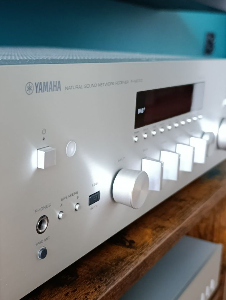 Yamaha R-N 803D amplituner