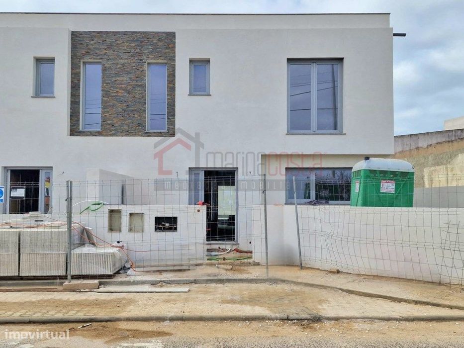 Moradia T4 NOVA com Garagem na Bufarda