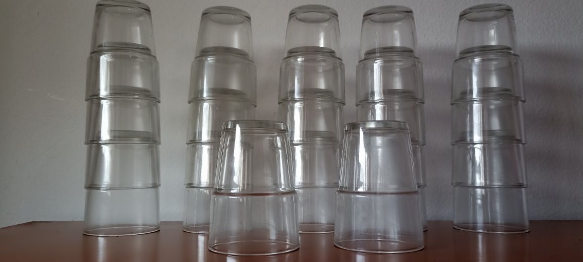 20 copos de vidro pequenos