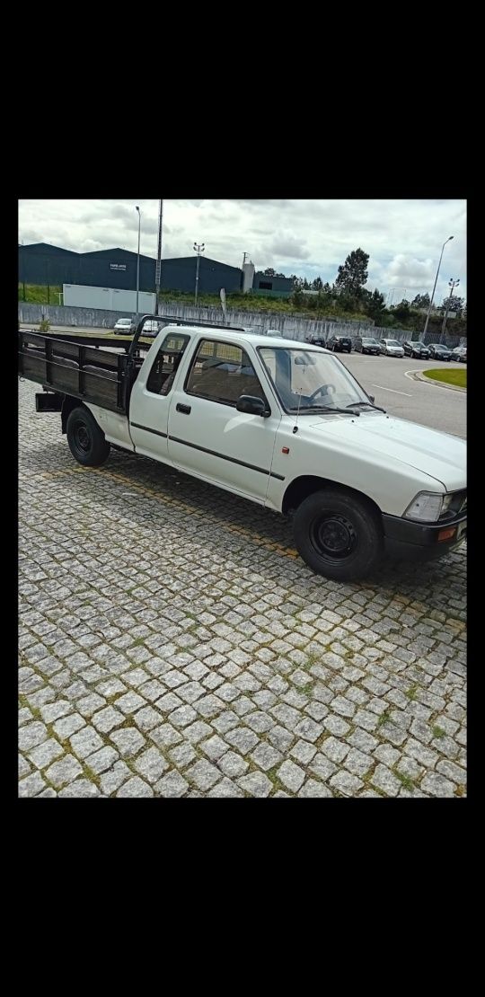 Toyota hilux 2.4d xcab 4 lugares