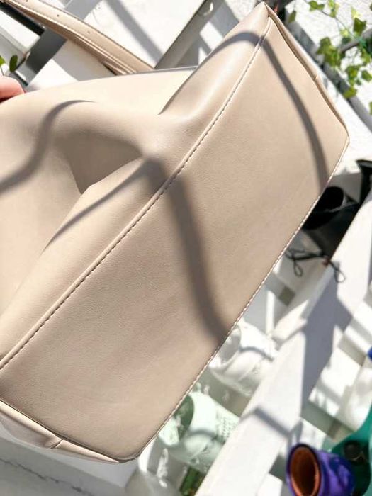 Beżowa skórzana pikowana torebka na ramię old money style Anna Field