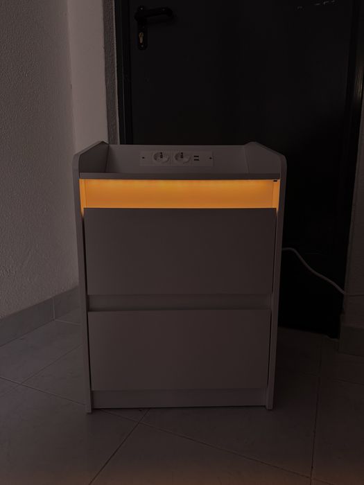 Mesa de cabeceira branca c/ tomada encastrada e LED’s
