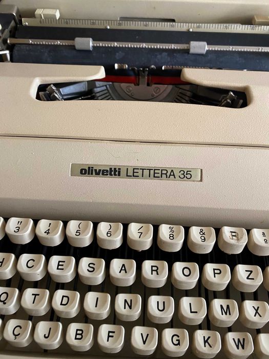 Máquina de Escrever Olivetti Lettera 35 - Anos 70