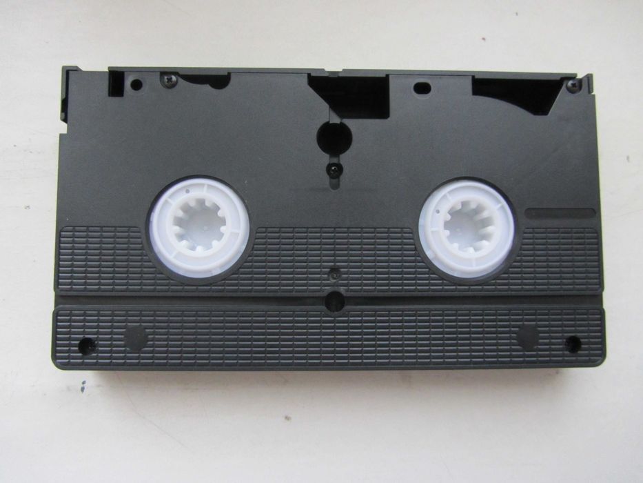 Продається відеокасета " Матриця Революція " .