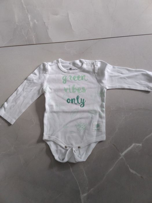 Białe body z zielonym napisem