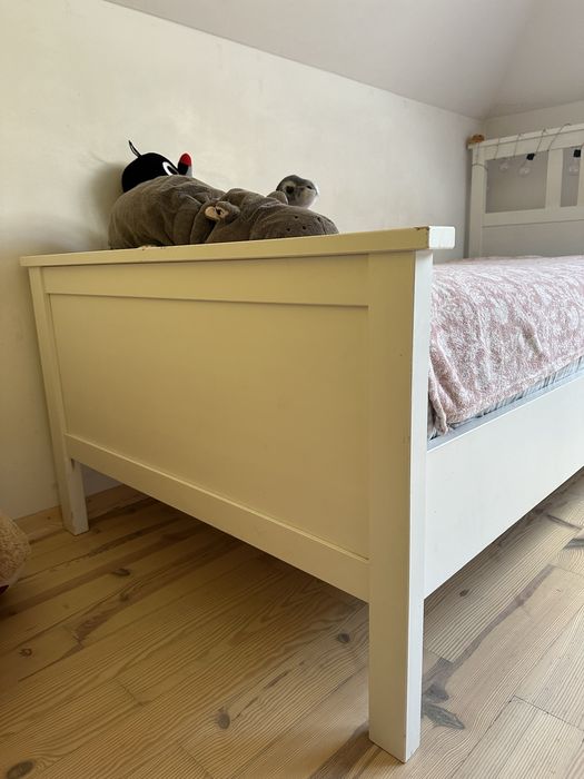 Białe łóżko IKEA