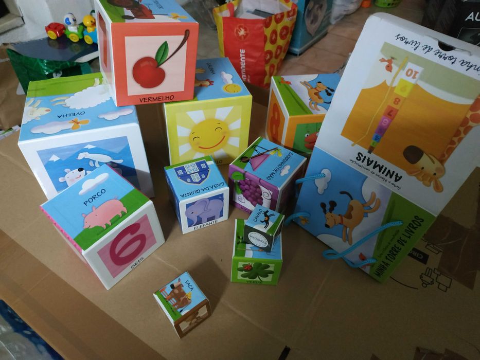 Brinquedos cubos criança