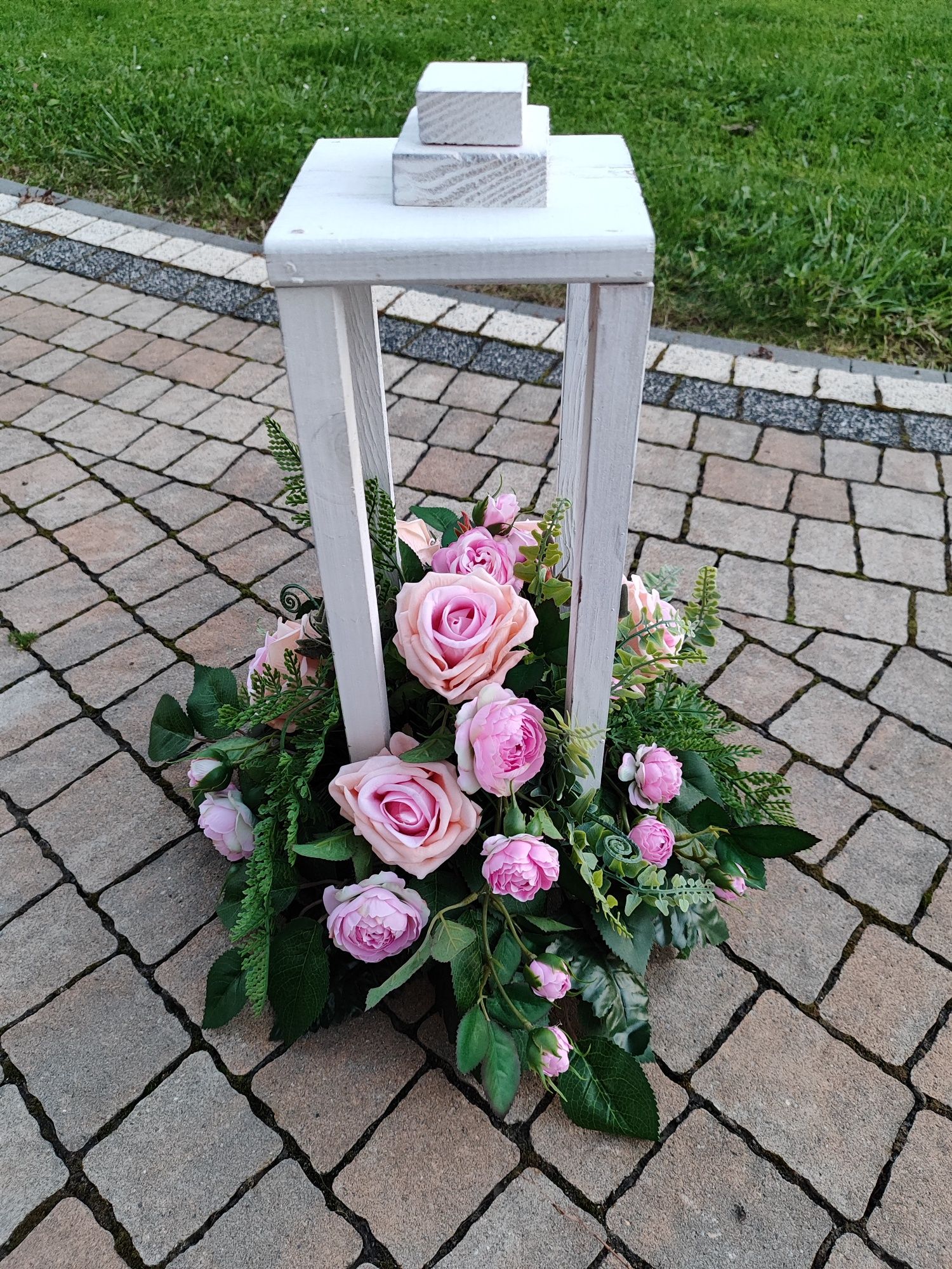 Kompozycja nagrobna w lampionie stroik na grób róże