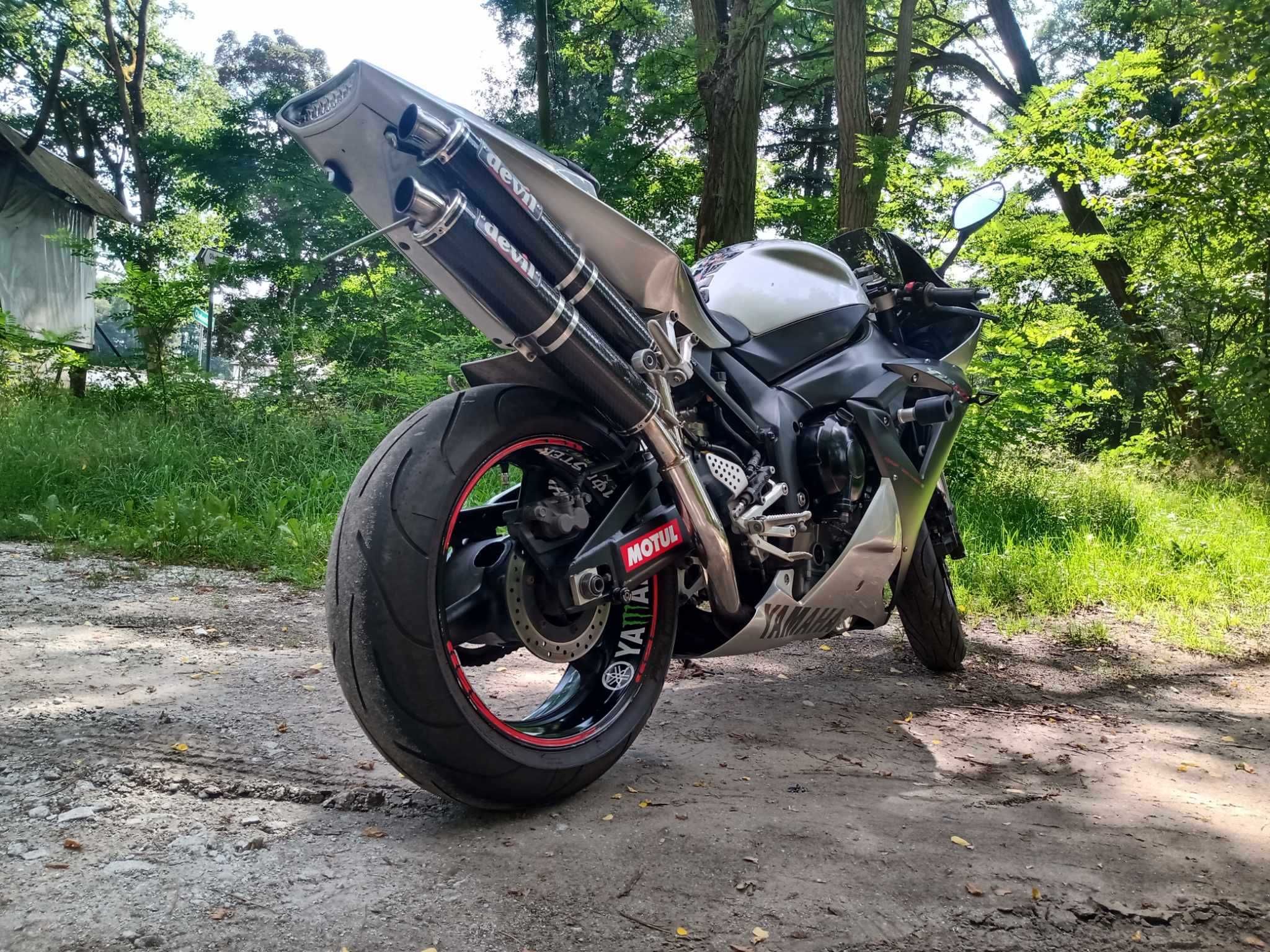 Motor Yamaha R 1