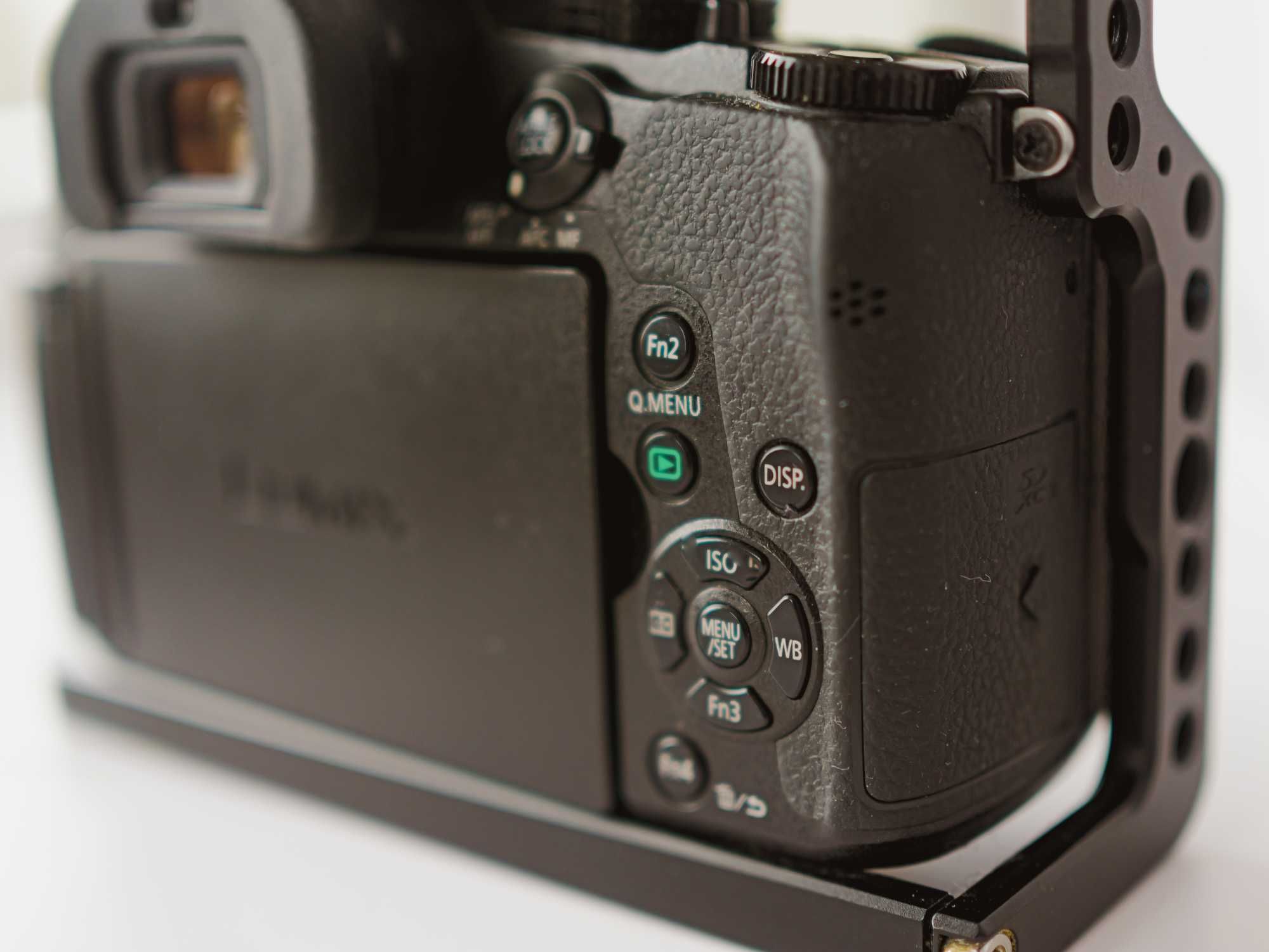 Panasonic Lumix DMC-G80, з об'єктивом Panasonic 12-60mm f/3.5-5.6