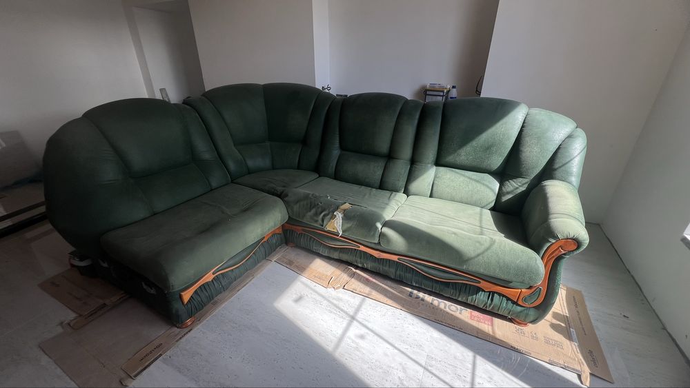 Угловий диван з спальним місцем