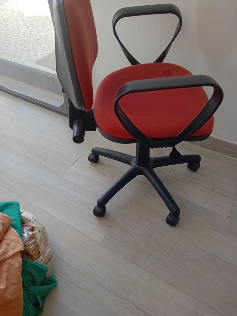 Cadeira para escritório com rodas
