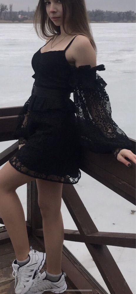 Черное платье с кружевом