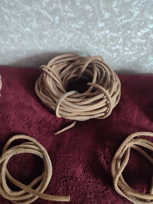 Продаю кожаный ременьдля швейной машинки и лапки для неё